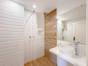 Dusche, Haartrockner, Handtücher