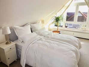 4 bedrooms, iron/ironing board, WiFi