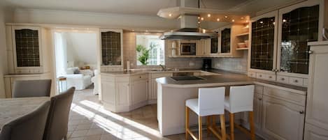 Réfrigérateur, micro-ondes, four, lave-vaisselle