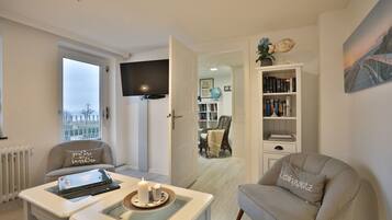 Een televisie en een stereo