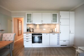 Refrigerador, horno, lavavajillas y cafetera y tetera 