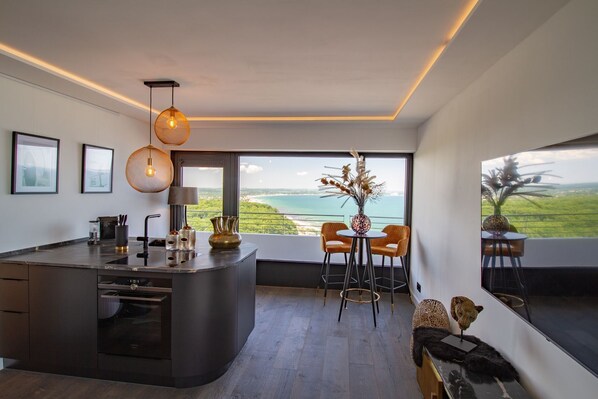 Kühlschrank, Ofen, Geschirrspüler, Wasserkocher mit Kaffee-/Teezubehör