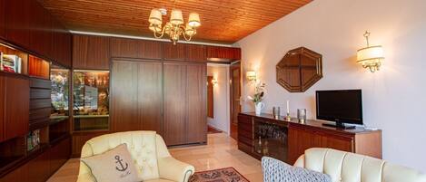 TV, ping pong, stereo