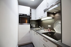 Réfrigérateur, four, lave-vaisselle, cafetière/bouilloire