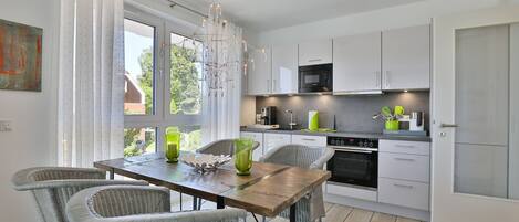 Køleskab, ovn, opvaskemaskine, kaffe-/temaskine