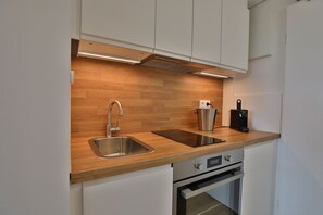 Refrigerador, horno, lavavajillas y tetera eléctrica 