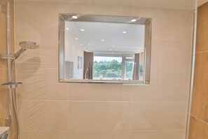 Regadera y secadora de cabello 