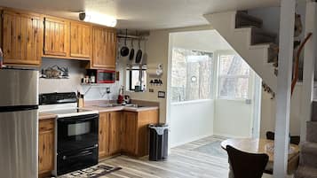 Microondas, horno y placa de cocina