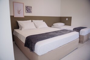 Premium bedding, memory-foam beds, free WiFi, bed sheets - Pousada Quaresma (Capitão de Campos)