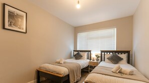 2 slaapkamers, een bureau, een strijkplank/strijkijzer, wifi