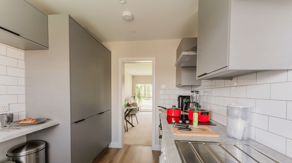 Réfrigérateur, four à micro-ondes, un four, surface de cuisson