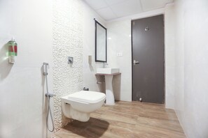 Habitación clásica con 1 cama doble o 2 individuales | Baño | Artículos de higiene personal gratuitos y toallas
