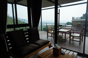 Maison Supérieure, vue colline | Coin séjour | Télévision de 32 pouces avec chaînes par satellite