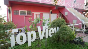 A pink building with a sign reading "Top View". - Ban Rai Rabeangmok (Khao Kho)