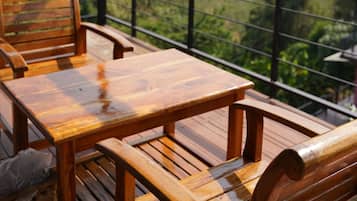 Casa superior, vista para a colina | Terraço/pátio