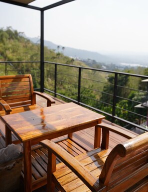 Hus – superior, utsikt mot høyde | Terrasse/patio