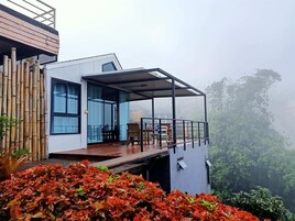 Maison Supérieure, vue colline | Coin séjour | Télévision de 32 pouces avec chaînes par satellite