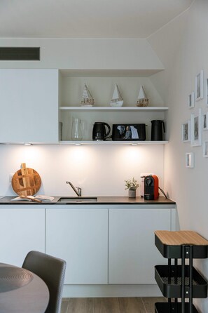 Réfrigérateur, micro-ondes, plaque de cuisson, lave-vaisselle