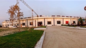 Vista frontal de la propiedad