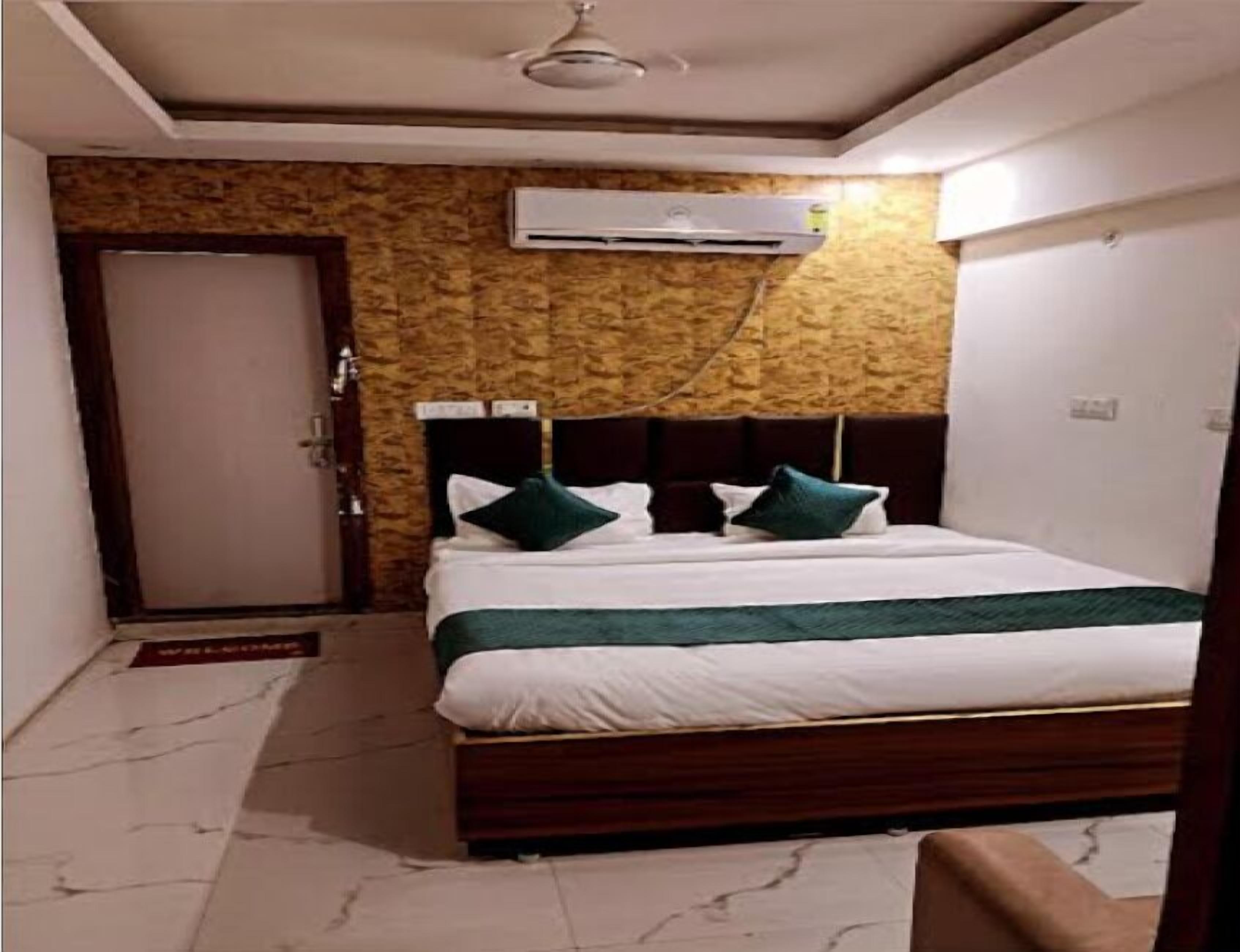 Een slaapkamer met een bed, een deur en een airconditioning aan de muur.