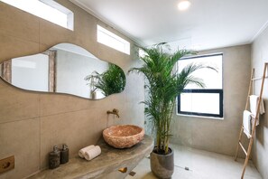 Villa, 3 slaapkamers, uitzicht op zwembad | Badkamer | Een douche, gratis toiletartikelen, een haardroger, handdoeken