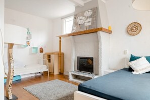 1 dormitorio, tabla de planchar con plancha, wifi y ropa de cama