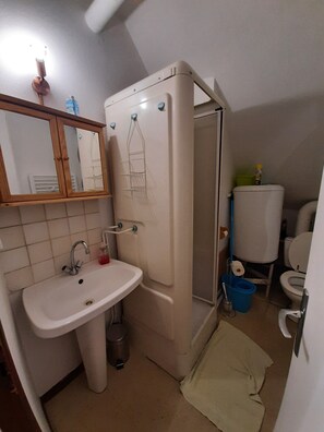 Dusj, håndklær, såpe og sjampo