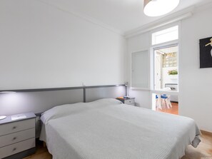 2 bedrooms, iron/ironing board, internet
