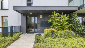 Vista frontal de la propiedad