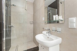 Departamento, 1 habitación, balcón | Baño | Regadera, amenidades de baño gratuitas, secadora de cabello, toallas 