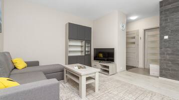 شقة - غرفة نوم واحدة - بشرفة | غرفة المعيشة | تلفزيون بشاشة مسطحة بحجم 42-بوصة يعرض قنوات تلفزيونية باشتراك مدفوع