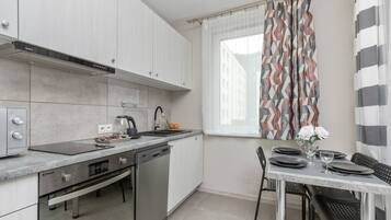 Departamento, 1 habitación, balcón | Cocina privada | Refrigerador, microondas, horno y parrilla de estufa