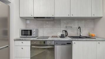 Departamento, 1 habitación, balcón | Cocina privada | Refrigerador, microondas, horno y parrilla de estufa
