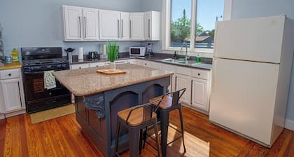 Stunning 3br/2ba Haven in Downtown's Heart