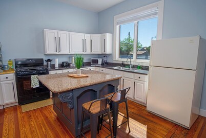 Stunning 3br/2ba Haven in Downtown's Heart