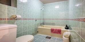 A bathroom with a toilet, bathtub, and shower. - HOTEL Palm Tree Hill (Okinawa)