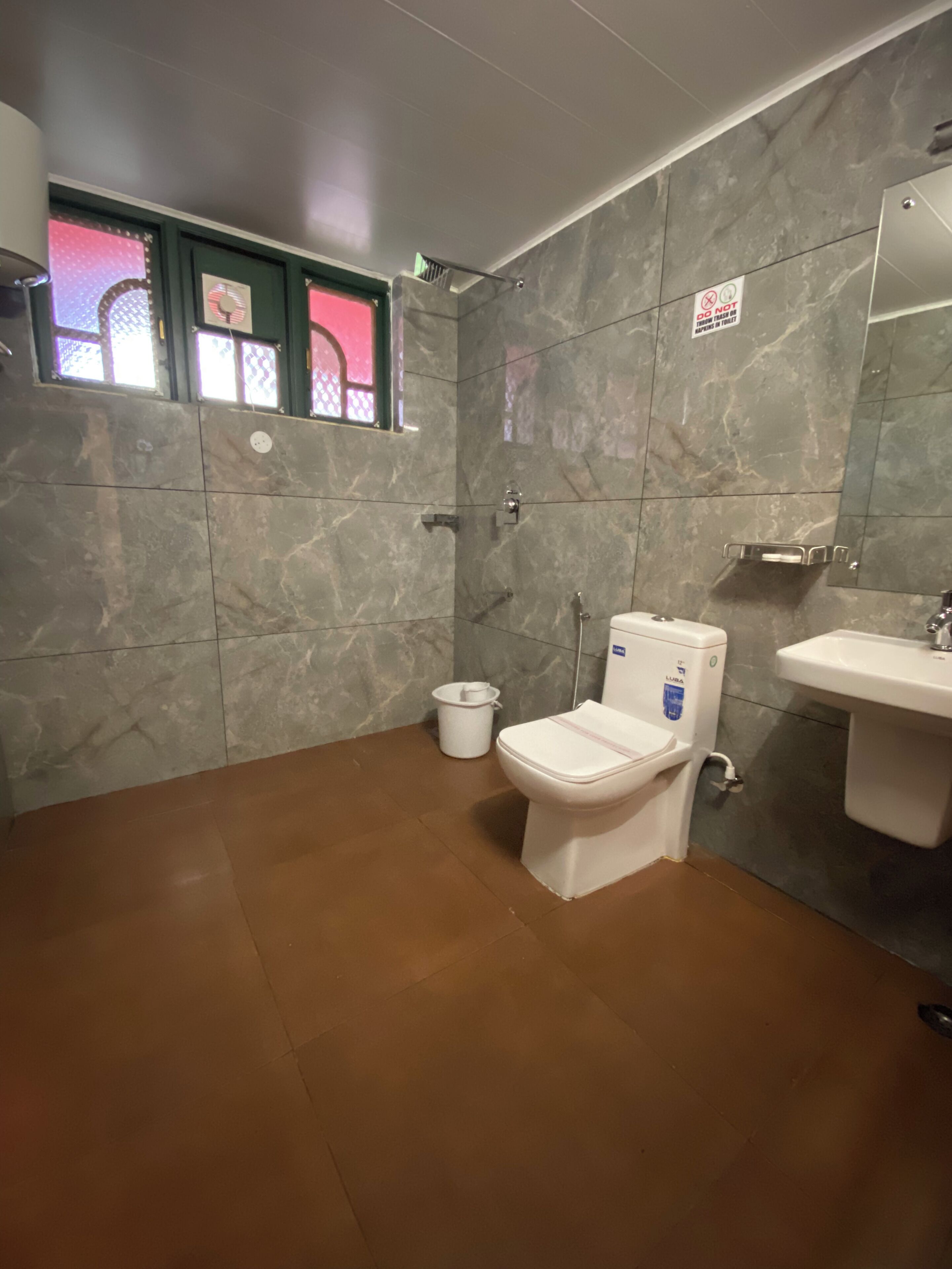 Regadera, toallas, jabón, shampoo 