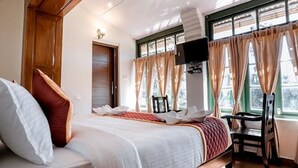 Romantic Room | Premium bedding, desk, bed sheets - Lakefront Home Hotel (Ootacamund)