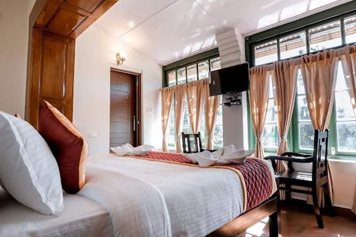 Habitación romántica | Ropa de cama de alta calidad, escritorio y ropa de cama