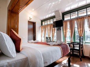 Habitación romántica | Ropa de cama de alta calidad, escritorio, ropa de cama