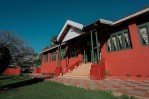 Front of property - Lakefront Home Hotel (Ootacamund)