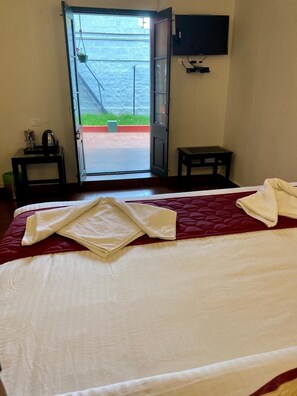 Phòng Economy | Bộ đồ giường cao cấp, bàn, bộ trải giường 