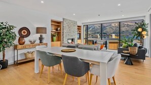 Un espace de vie moderne comprenant un coin repas, un salon avec vue et une cheminée.