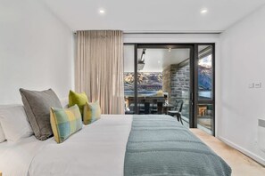 2 bedrooms, desk, iron/ironing board, WiFi