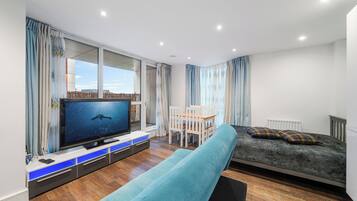 Căn hộ Premium, bếp, quang cảnh thành phố | Phòng khách | Smart TV 50-inch có truyền hình vệ tinh