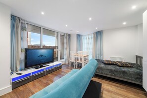 Premium Apartment, Kitchen, City View | Living room | 50-inch Smart TV with satellite channels - Modern 1-Bedroom Flat in Central London (London)