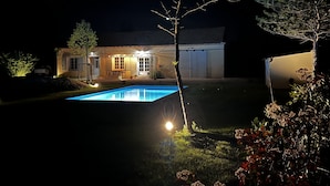 Una casa con piscina, patio y garaje.