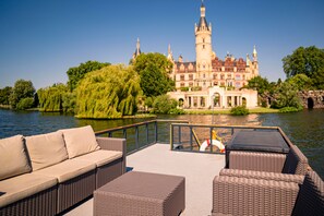Terrace/patio - Boat 'Hausboot Explorer' with Lake View and Private Terrace (Schwerin)
