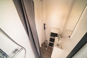Shower, towels