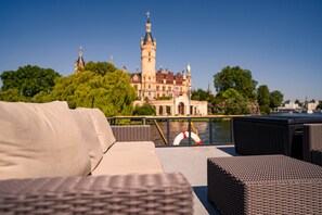 Terrace/patio - Boat 'Hausboot Explorer' with Lake View and Private Terrace (Schwerin)
